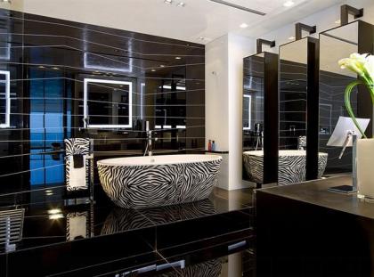 черная ванна с зеркалами.jpg